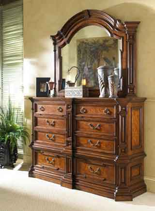 You would certainly love to catch a glimpse of your reflection every day on the mirror of this Viniterra cabinet from FFDM.
