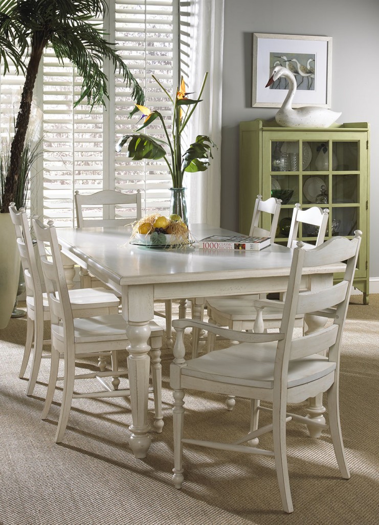 FFDM's Summer Home Collection provides a beautiful set for that perfect cabana. Don't forget to display a bowl or tray of fresh fruits and some flowers to complete the look.