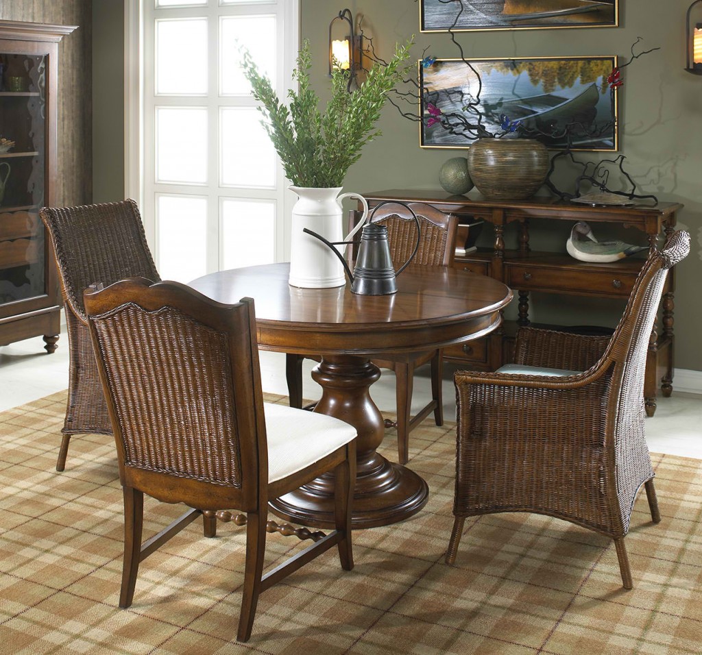 FFDM’s Summer Collection features these lovely wicker seats complete with white cushion.