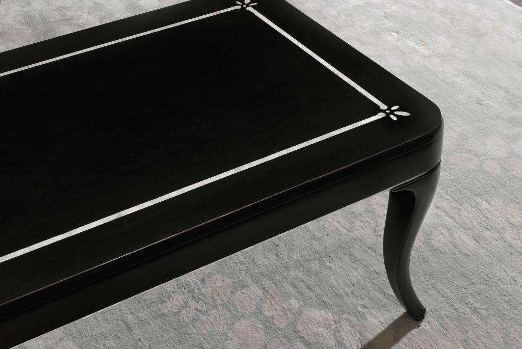 1586-80110-BLK1 Flirt Rectangle Cocktail Table has a smooth and simple design which is not just easy to clean but also easy on the eye.