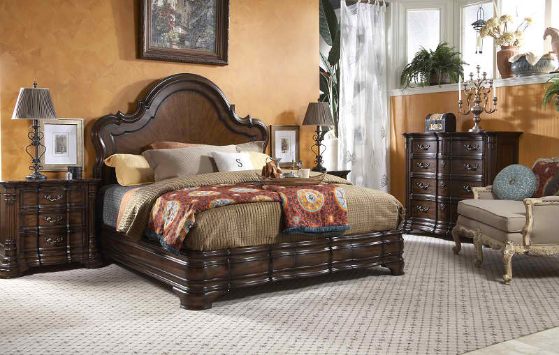 This FFDM Villa Cascina piece sits wonderfully on a carpeted bedroom. 