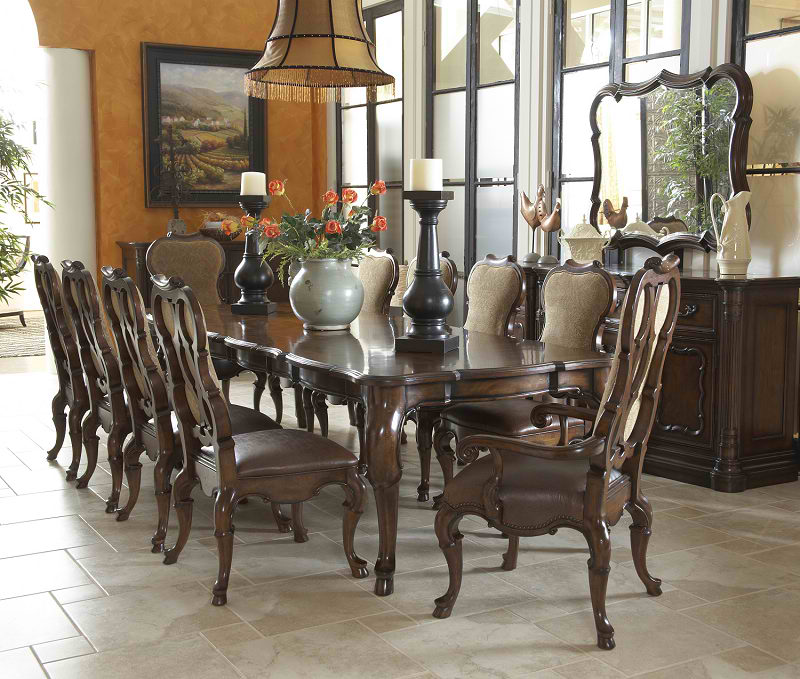 FFDM Villa Cascina: Formal restaurants should have an equally formal yet charming dining set.