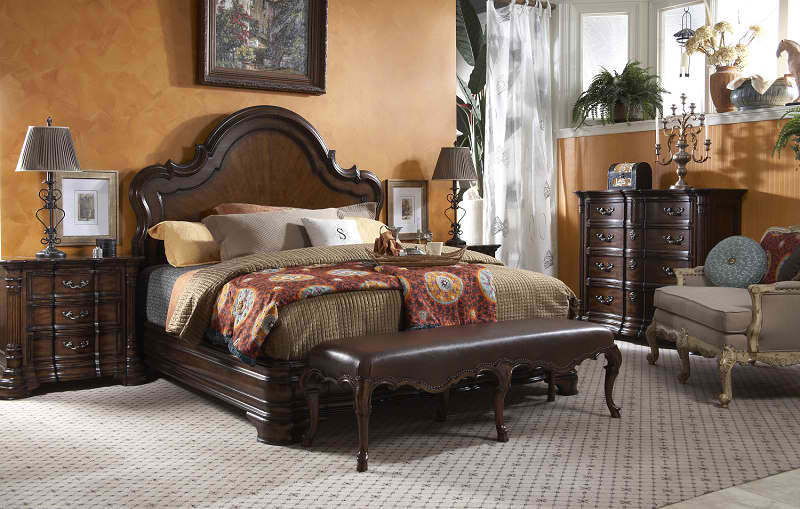 FFDM Villa Cascina: The side table lamps complete the classic look that's achieved in this ensemble. 